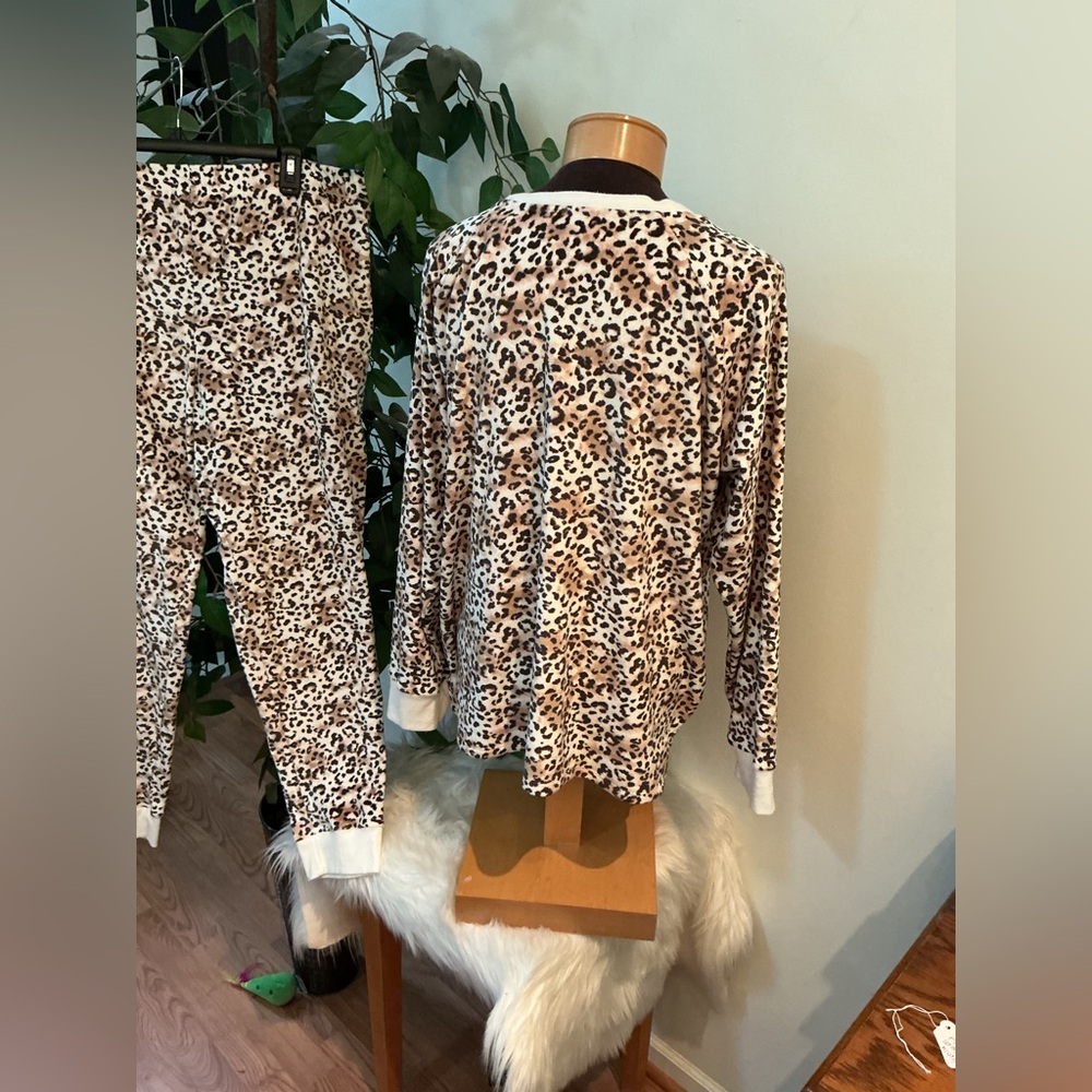 Cuddl Duds Leopard Print Pajama Set - Picture 4 of 11